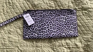 NEW CHICO'S  ANIMAL PRINT LEOPARD WRISTLET ZIPPER CLOSE. - Picture 1 of 5