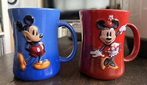Tazas grandes 3D exclusivas de Mickey & Minnie azules/rojas de Disneyland Resort Paris - Imagen 1 de 6