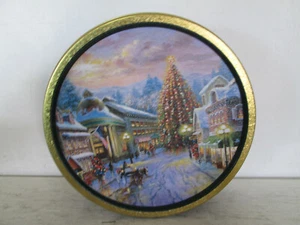 Lata grande de coleccionista de galletas, tema navideño, 12"" redondo 3 1/2"" de profundidad, en buen estado - Imagen 1 de 4