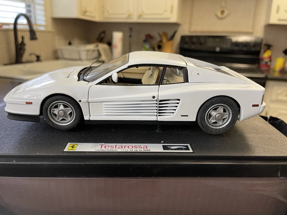 Hot Wheels Ferrari Testarossa plata escala 1:18 Inv. #4839 Foto 1 de 4