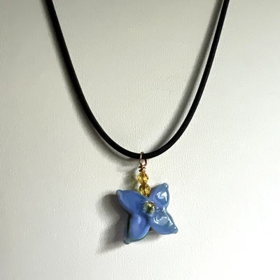 Collar de vidrio soplado a mano encanto flor azul mariposa cordón de goma joyería de artista Foto 1 de 4