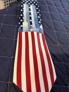 Corbata para hombre Davvero Benino EE. UU. Patriotic Twin Towers 58” X 3,75” - Imagen 1 de 5