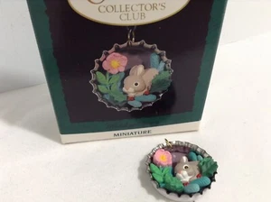 NUOVO!!! Holiday Bunny 1994 miniatura tappo bottiglia segno distintivo ornamento - Foto 1 di 2