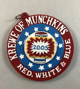 The Krewe Of Munchkins 3" Rojo Blanco y Azul Medallón Mardi Gras 2005 Galveston - Imagen 1 de 7