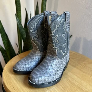 Adorabili stivali da cowboy per bambini grigi taglia 7 cuciture blu e crema, motivo serpente - Foto 1 di 10