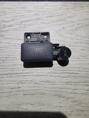 1994 - 1997 年日产 Hardbody D21 手套盒手套箱锁蓝色 94-97 — 第 1/3 张图片