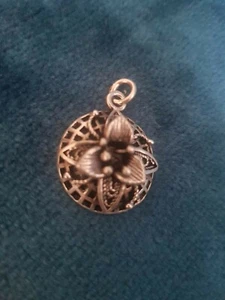 Beautiful Flower Sterling Silver 925 Pendant - Picture 1 of 3