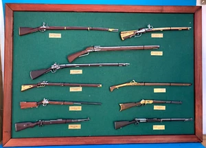 COLLECTION OF VINTAGE LEAD RIFLES ON A WOODEN FRAME - Imagen 1 de 23