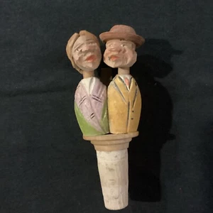 Vintage deutsche Volkskunst handgeschnitzt handbemalt Küssen Paar Flaschenstopper - Bild 1 von 9