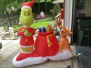 Gemmy 6ft Grinch und Max mit Geschenken Weihnachten aufblasbar - Bild 1 von 4