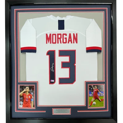 Camiseta enmarcada autografiada/firmada Alex Morgan 35x39 blanca de la Copa Mundial de Estados Unidos certificado de autenticidad JSA Foto 1 de 2