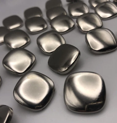 Lote de 60 botones de vástago de metal cuadrado en tono plateado de colección con bordes redondeados de 20 mm D820 Foto 1 de 4