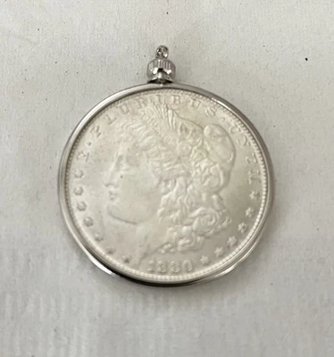 Hermoso Bisel Brillante listo para tu Collar con Réplica de Moneda Morgan 1880 " Foto 1 de 4