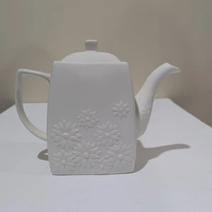 Tetera floral bisque blanco roto con tapa. 8 X 6. Apertura 3" - Imagen 1 de 12