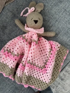 Coniglietto fatto a mano Lovey coperta giocattolo per bambini, animale sensoriale all'uncinetto coniglio nuovo bambino - Foto 1 di 9