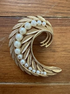 Vintage CROWN TRIFARI BROOCH PIN Brushed Goldtone Leaf Faux Pearls - Picture 1 of 7