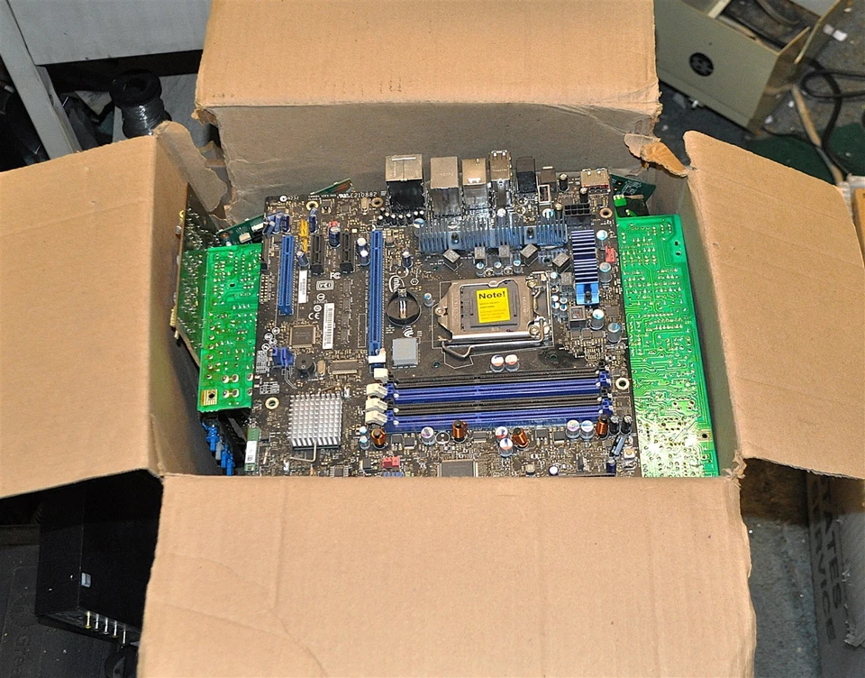 CHATARRA PLACA DE CIRCUITO ELECTRÓNICO 35lbs METALES PRECIOSOS Y COMPONENTES PRECIO BAJO Foto 1 de 1