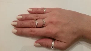 Trendiger einzigartiger Doppel Chevron Knöchel Ring Gold und Versilbert Größen 7,8,9 - Bild 1 von 4