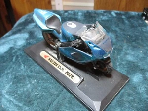 Motor Max Superbike Collection BMW NR Diecast 1/18 Motorcycle On Platform - Picture 1 of 3