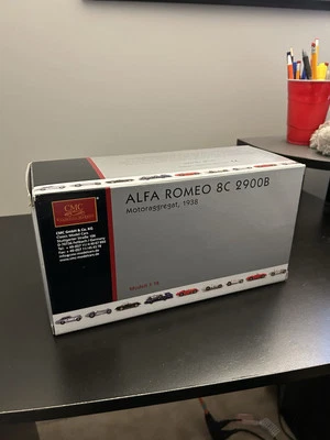 Motor CMC M-131 Alfa Romeo 8C 2900B con vitrina, 1:18 Foto 1 de 4