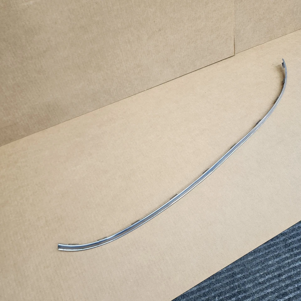 68L-76 C3 Corvette Parabrisas Superior Revelar Moldura Cromo BUENO 10 Pestañas Moldura Foto 1 de 4