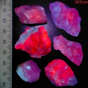Hackmanite Sodalite UV reactive glowing rough crystals bundle specimens 308ct - Bild 1 von 7