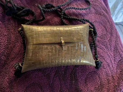 Bolso de mano antiguo de metal macizo color dorado  Foto 1 de 3