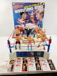 WWF Wrestling Superstars Sling 'Em-Fling 'Em Wrestling Ring mit Box & 8 Figuren - Bild 1 von 20