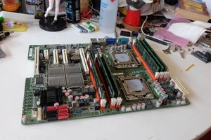 ASUS Z8NA-D6C Dual Xeon LGA1366 DDR3 ATX scheda madre + 2x E5504 Xeon + 24GB - Foto 1 di 7