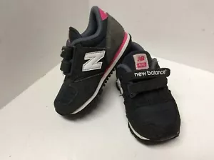 Scarpe bambino unisex New Balance taglia 4 grigio rosa nero chiusura con gancio e passante F48 - Foto 1 di 8