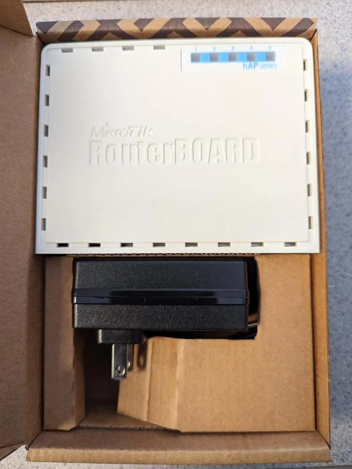 Mikrotik RouterBoard RB951Ui-2nD HAP Computers " Accessories 5 x Ethernet ports - Image 1 of 3