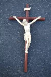 Fine Hand Carved Wood Crucifix, 18 1/2" ht. Fantastic Detail (CU34) chalcie co. - Picture 1 of 7