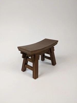 Banqueta de madeira em miniatura artesanal - Imagem 1 de 4