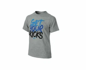 CAMISETA DE CUELLO REDONDO PARA NIÑOS JÓVENES NIKE GET YOUR KICKS GRIS NUEVA $25 063 - Imagen 1 de 1