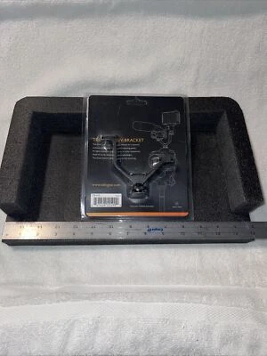 VELLO Triple Shoe v-Bracket CB-410.  1/4”-20 Socket Mountg, 10.5cm Wide. NEW! - Image 1 of 4