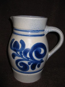 DEUTSCHER SALZGLASIERTER STEINZEUGKRUG, KOBALTBLUMEN-DESIGN, 8", KUNSTKERAMIK - Bild 1 von 8