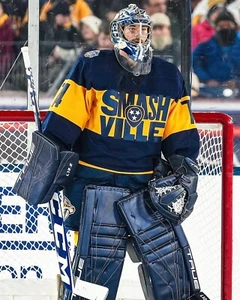 Foto de hockey de la NHL Juuse Saros 2022 Stadium Series Nashville Predators 8x10 - Imagen 1 de 1