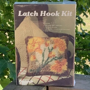 NEW Vintage 1980 Sew Simple "Marigolds" Flowers Latch Hook Kit T-531 by Sykes - Picture 1 of 9