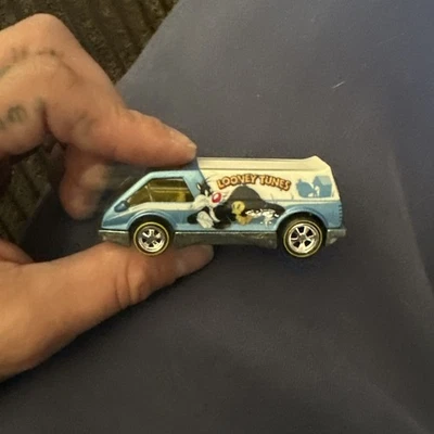 1983 Looney Tunes Blue Dream Van XGW Warner Bros Hot Wheels - Изображение 1 из 4