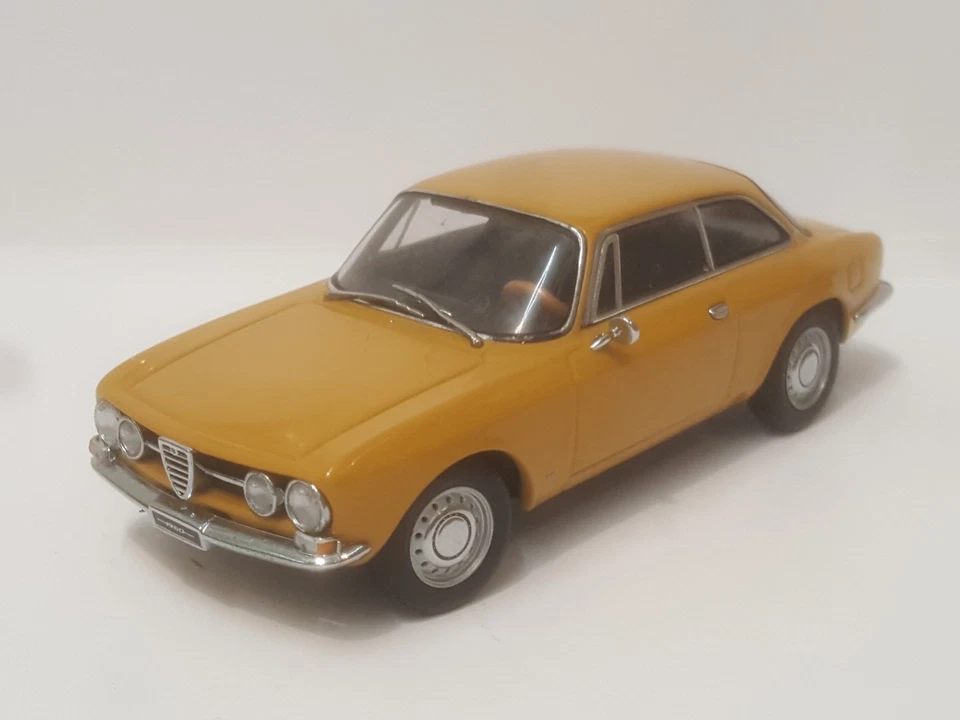1/43 AUTOart Alfa Romeo 1750 GT Veloce Giallo Ocra - Immagine 1 di 4