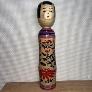 11 Zoll Kyutaro Ogura Holzpuppe - Kijiyama Kokeshi rote Chrysanthemenblume - Bild 1 von 10