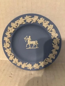 VINTAGE WEDGWOOD BLAUES JASPERGESCHIRR MIT KLEINEM TELLER ODER ANSTECKNADELABLETT - Bild 1 von 3