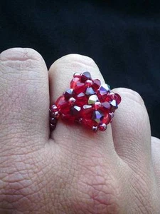 Anello realizzato a mano perline cristalli color rosso rubino - Foto 1 di 1