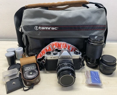 De Colección Pentax K1000 35mm SLR Conjunto Lote con 3 Lentes, Bolsa, Medidor de Exposición, Película LEER Foto 1 de 4