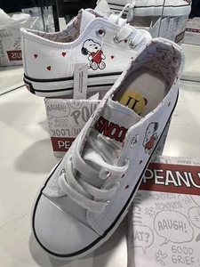 New Peanuts Snoopy Hearts White Canvas Lace-Up Shoes - New In Box - Size 11 - Picture 1 of 5