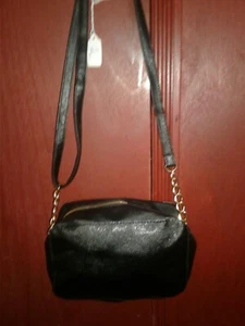 LADIES BLACK CROSSBODY ZIP TOP PATENT LEATHER BAG W/GOLD CHAIN STRAPS - Picture 1 of 5