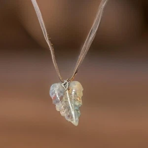 Labradorit geschnitzter Vintage Blatt Anhänger mit brauner Lederkette - Bild 1 von 7