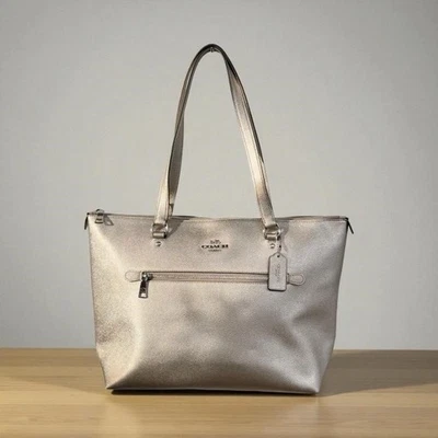 Bolso de Mano Coach de Cuero Gallery con Cremallera F87684 Metálico Platino Platino Foto 1 de 4
