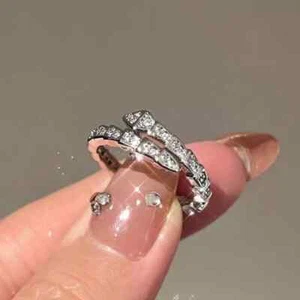 Fede Nuziale Serpente Diamante Simulato Taglio Tondo 2Ctw Placcato Oro Bianco 14k - Foto 1 di 9