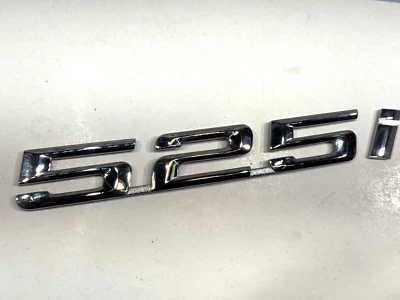 Genuine BMW 00-03 525i 5 series E39 rear deck lid 525i Plastic OEM 1 emblem - Image 1 of 4